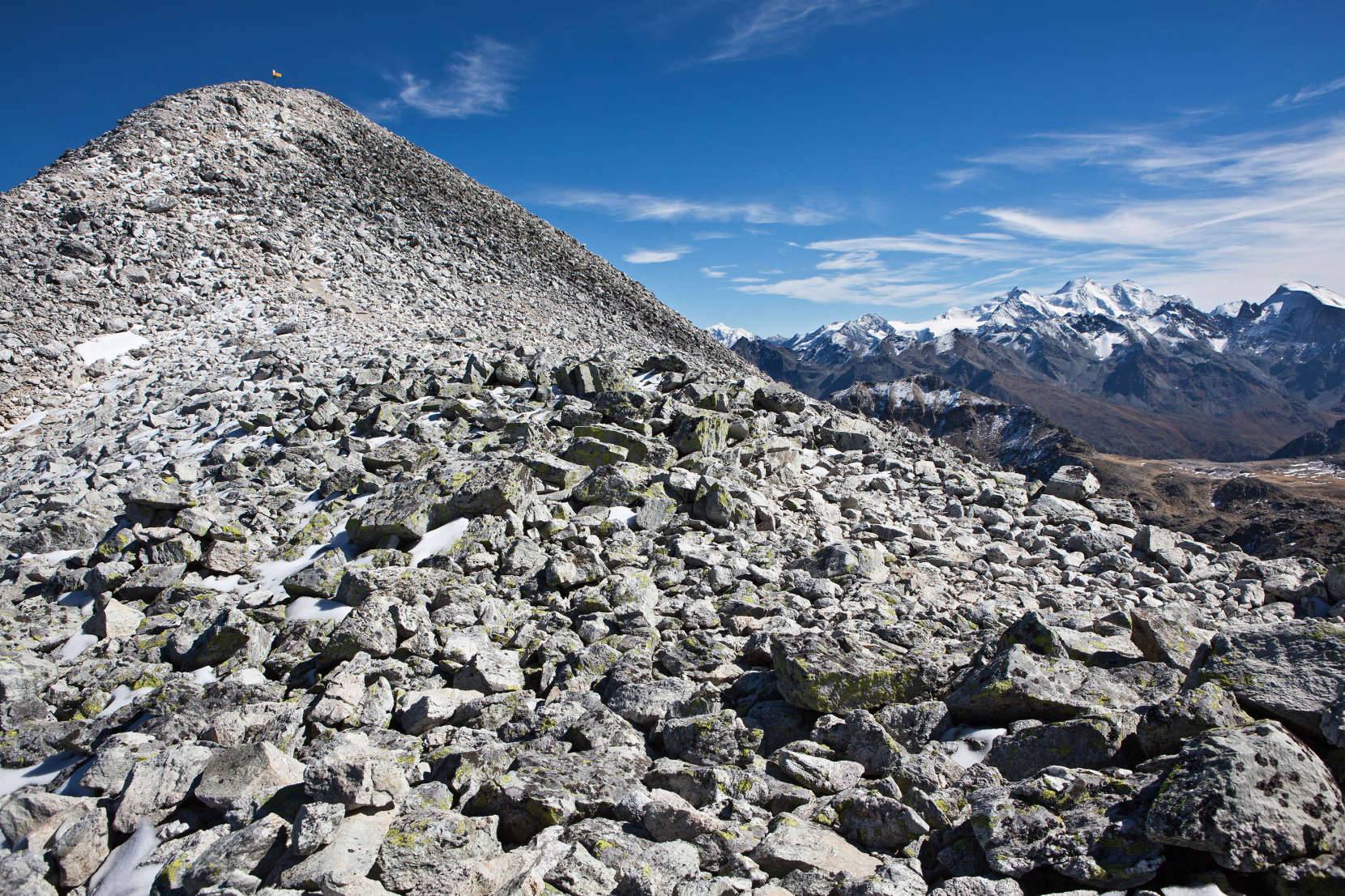 Gipfel der Bella Tola (3025 m), rechts Weissmies, Schilthorn, Nadelhorn, Dom, Täschhorn, Alphubel, Strahlhorn, Äusseres Barrhorn,