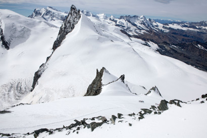 Panorama vom Allalinhorn: Strahlhorn, Allalingletscher, Signalkuppe, Zumsteinspitze, Adlerhorn, Monte Rosa Dufourspitze, Cima di Scoperta, Rimpfischhorn, Liskamm Westgipfel, Castor, Pollux, Breithorn, Klein Matterhorn, Mellichgletscher.