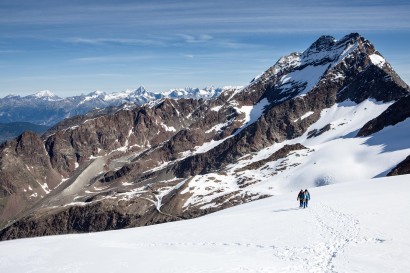 Panorama im Aufstieg nach Norden: Triftgletscher, Rinderhorn, Balmhorn, Doldenhorn, Blümlisalphorn, Bietschhorn, Nesthorn, Lagginhorn