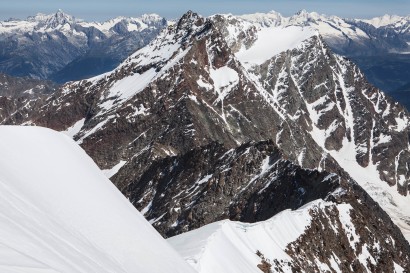Weissmies Gipfel (4017 m): Panorama nach Norden: Blümlisalphorn, Bietschhorn, Gspaltenhorn, Breithorn, Nesthorn, Lagginhorn, Fletschhorn, Jungfrau, Aletschhorn, Eiger, Trugberg, Grosses Fiescherhorn, Gross Grünhorn, Weissmies-Nordgrat