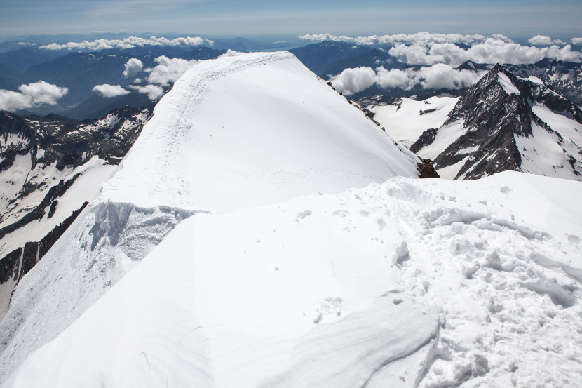 Weissmies Gipfelgrat: Panorama nach Süden. Triftgletscher, Tällihorn, Lago di Maggiore, Portjengrat / Pizzo d'Andolla (3654 m)