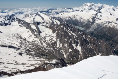 Panorama Süd-West vom Triftgrat: Stellihorn, Almagellerhorn, Nollenhorn, Mittelgrat, Grünberghorn, Mattmark Stausee, Signalkuppe, Zumsteinspitze, Monte Rosa Dufourspitze, Liskamm Ostgipfel, Strahlhorn, Castor