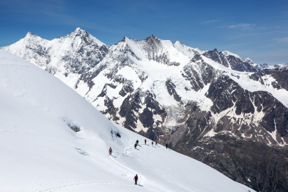 Panorama nach Westen. Weissmies-Westgipfel,  Täschhorn, Dom, Lenzspitze, Nadelhorn, Stecknadelhorn, Weisshorn, Ullrichshorn, Dürrenhorn, Gemshorn, Bishorn, Brunegghorn, Balfrin