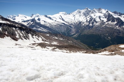 Triftgletscher - Panorama nach Westen: Signalkuppe, Zumsteinspitze, Monte Rosa Dufourspitze, Strahlhorn, Rimpfischhorn, Egginer, Allalinhorn, Feechopf, Alphubel, Mischabel, Täschhorn, Dom, Lenzspitze, Nadelhorn, Stecknadelhorn, Ullrichshorn, Dürrenhorn