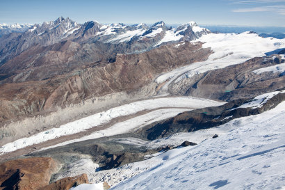 Panorama vom Breithorn Nord-Ost: Dom (4545 m), Täschhorn (4490 m), Alphubel (4206 m), Lagginhorn (4010 m), Allalinhorn (4027 m), Rimpfischhorn (4198 m), Strahlhorn (4190 m), Findelgletscher, Cima di Jazzi (3803 m) und Grenzgletscher