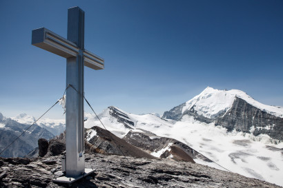 Äusseres Barrhorn - Gipfelkreuz mit Inners Barrhorn, Brunegghorn, Weisshorn, Bishorn und Brunegggletscher