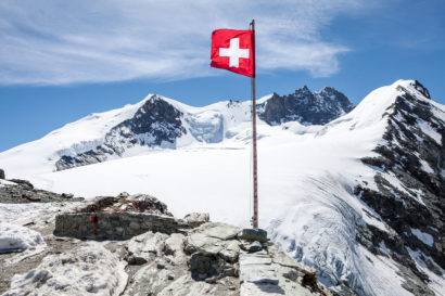 Schweizer Flagge mit Bishorn, Grand Gendarme, Weisshorn und Tete de Milon von der Cabane de Tracuit