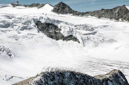 35-Glacier-de-Moiry-darüber-Pointe-de-Bricola-Dent-des-Rosses-und-Pointes-de-Mourti.jpg